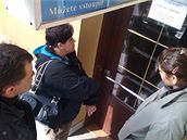 Lidé si p�i�li 30. b�ezna pro dávky na chomutovský m�stský ú�ad. Exekutor tady tentokrát nebyl