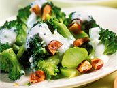 Brokolice s oříšky a jogurtem