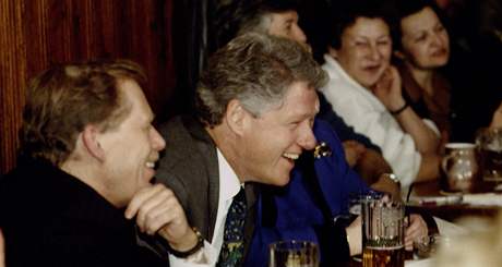 Václav havel a Bill Clinton v české hospodě