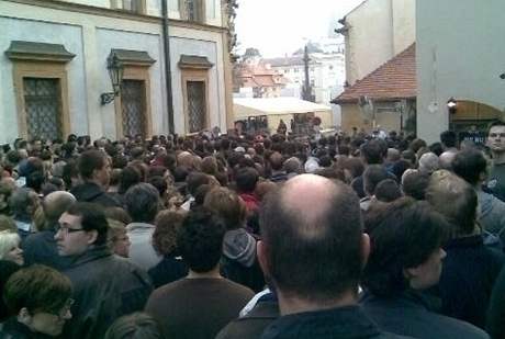 Loretánská ulice se po sedmé hodin zaplnila davem lidí, kteí se chtjí dostat na Hradanské námstí. (5.4.2009)