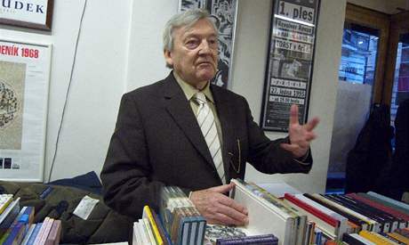 Alexandr Kliment v knihkupectví Torst uvádí svoji knihu Tí ín. (Praha 24. bezna 2009)