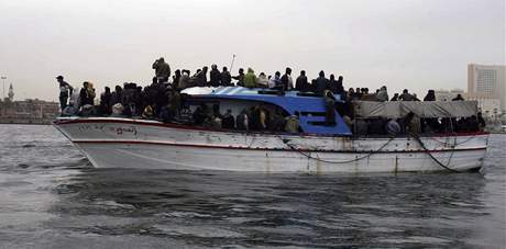 Lo peplnn uprchlky pijd zpt do Libye. Plavidlo se dostalo do pot v nedli v siln boui. (29. bezna 2009)
