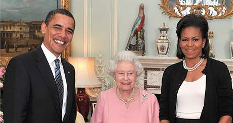 Britsk krlovna Albta II. dnes pijala Baracka Obamu s prvn dmou Michelle. (1. duben 2009)