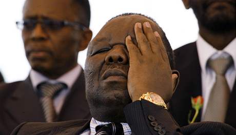 Morgan Tsvangirai na pohbu své eny. (11. bezen 2009)