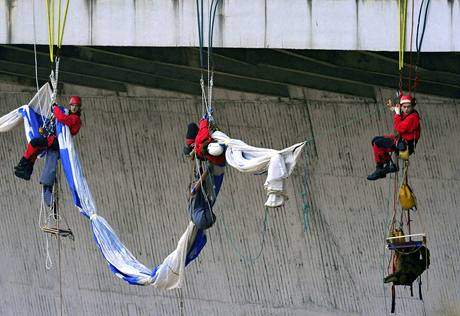Horolezci z Greenpeace zavují pod Nuselský most v Praze transparent, vyzývající úastníky summitu USA a zemí k ochran klimatu (5. dubna 2009)