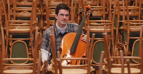 Violoncellista brnnské filharmonie Michal Greco je jedním ze tí ech, kteí budou leny YouTube orchestru.