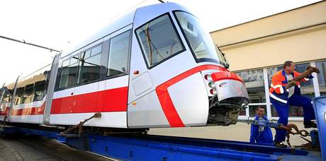 Nov tramvaj dorazila dnes do vozovny v Brn-Medlnkch. Po osm rann se poprv ocitla na kolejch 