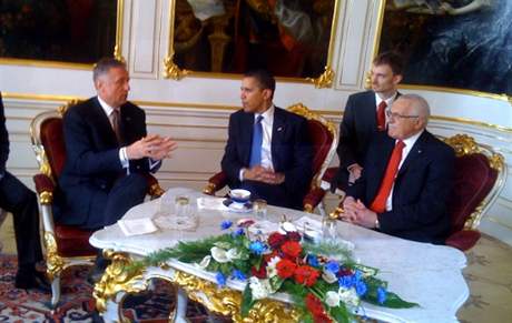 Premiér Mirek Topolánek, americký prezident Barack Obama a eský prezident Václav Klaus 5. dubna na Praském hrad.