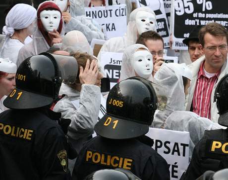 Policisté hlídají 5. dubna okolí Kongresového centra v Praze, kde se koná summit EU-USA.