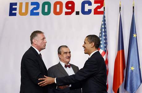 Mirek Topolánek, Karel Schwarzenberg a americký prezident Barack Obama na summitu EU-USA v Praze.