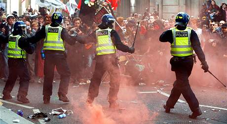 Demonstranti se v londnskch ulicch stetli s policisty