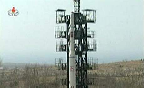 Snímky získané z prvního videa odpálení severokorejské rakety