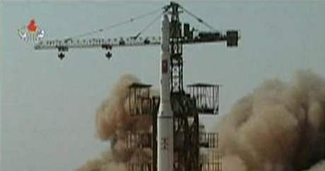 Snímky získané z prvního videa odpálení severokorejské rakety