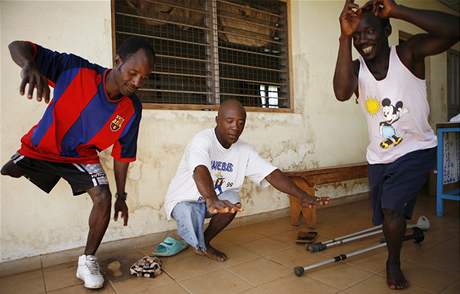 Mladíci ze Sierry Leone si krátí as pi ekání na protézu