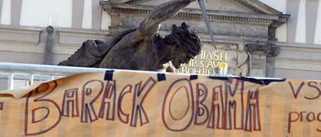 Tribunu ped Matyáovou branou na Hradanském námstí zdobí plakát, který zve na projev prezidenta Obamy.