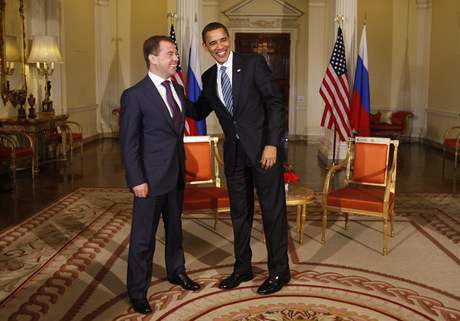 Americk prezident Barack Obama bhem londnsk schzky se svm ruskm protjkem Dmitrijem Medvedvem