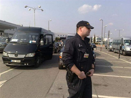 Mstská policie na ruzyském letiti otevela novou sluebnu. Stráníci by mli vyeit hlavn problémy s taxikái. Ilustraní foto