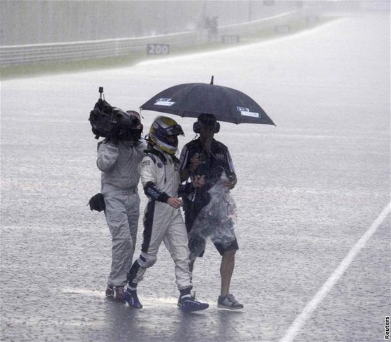 Ped rokem ukonila Velkou cenu Malasjie tropická boue. Na fotografii Nico Rosberg, tehdy jet jezdec Williamsu.