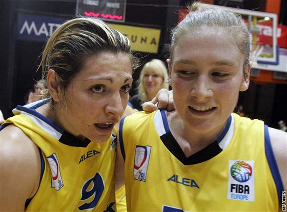 USK - Praha - Gambrinus Brno: Evanthia Maltsiová (vlevo) se objímá s Lindsay Whalenovou