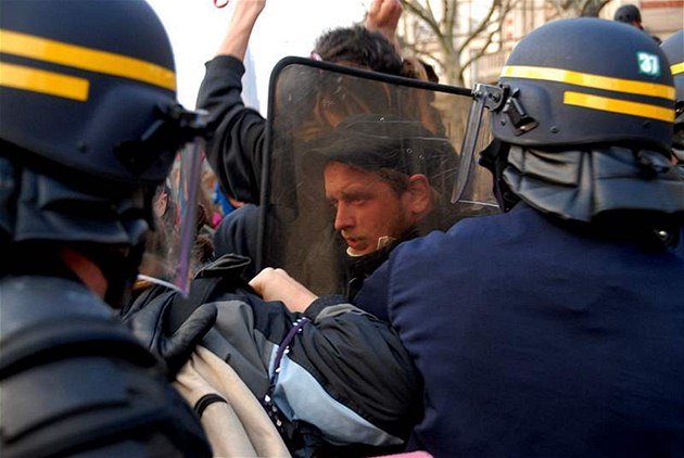 St�ety aktivist� s policií b�hem summitu ve �trasburku v roce 2009.