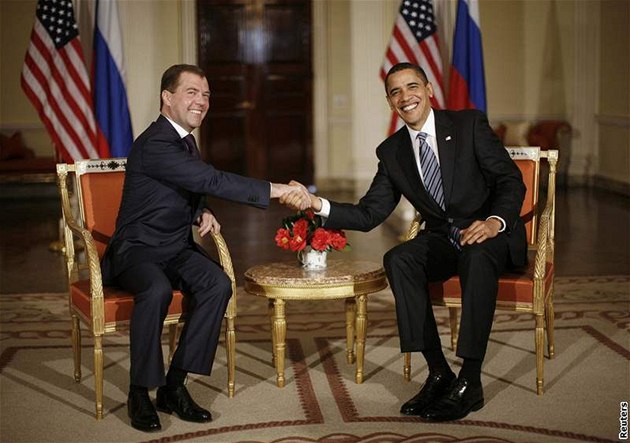 Dmitrij Medved�v a Barack Obama p�i první osobní sch�zce (1. dubna 2009)