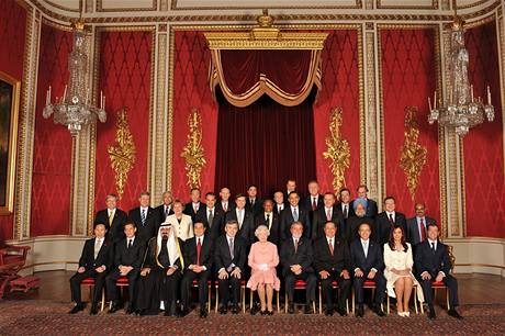 astnci londnskho summitu G20 na recepci u krlovny Albty II. (1. dubna 2009)