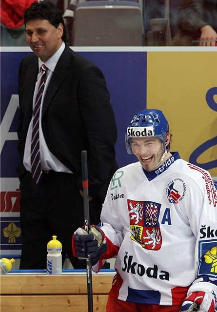 esko - Slovensko, rozesmáté legendy eského hokeje, Vladimír Rika (vlevo), Jaromí Jágr.