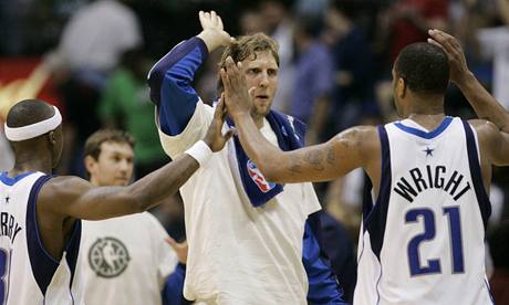 Hrái Dallasu Mavericks se radují (vprosted Dirk Nowitzki)