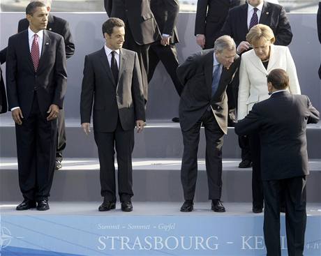 Zaal druh den summitu NATO. Sttnci se pivtali na most pes Rn.