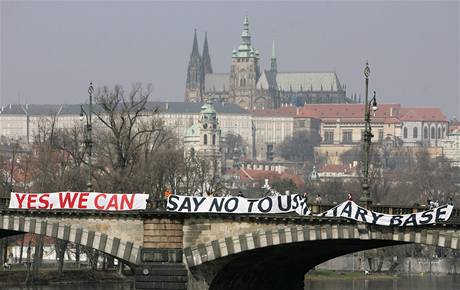 Demonstranti s transparentem proti radaru na most Legií