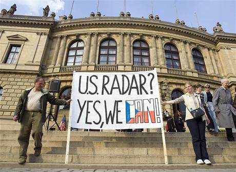 Na Palachov námstí v Praze protestovali odprci a po nich i píznivci (na snímku) výstavby radarové základny v Brdech.