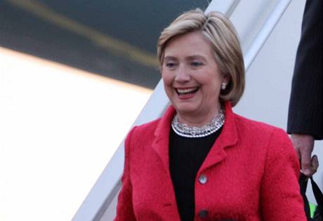 Hilarry Clintonov vystupuje z Air Force One na letiti v Ruzyni