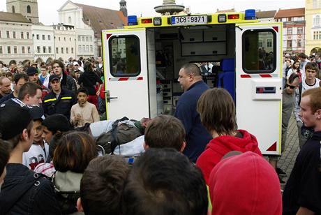 Nakládání ranných na eskobudjovickém námstí Pemysla Otakara II.