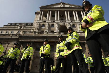 Policisté v Londýn steí centrální banku. Takhle si EU dohled nad bankami nepedstavuje... Ilustraní foto.