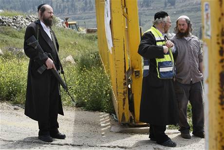 Ortodoxní idovský osadník hlídá s automatickou zbraní vstup do osady Bat Ajin poté, co tam Palestinec napadl dv dti. Jedno pozdji zemelo. (2. dubna 2009)