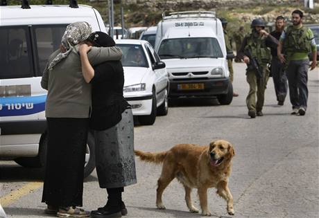 Obyvatel idovsk osady Bat Ajin truchl pot, co tam Palestinec napadl dv dti. Jedno pozdji zemelo. (2. dubna 2009)