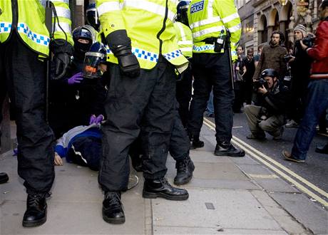 Snímek z deníku The Guardian zachycuje poádkovou policii pi první pomoci Ianu Tomlinsonovi. (1. dubna 2009)