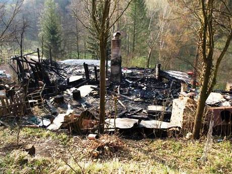 V tce dostupném terénu u Lanhota na Beclavsku shoela chata. V troskách zahynul 35letý mu. Ilustraní foto