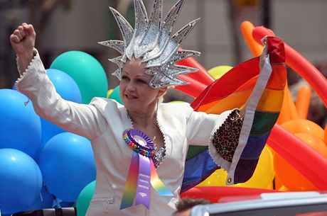 Zpvaka Cyndi Lauperová se zúastnila loni v ervnu gay prvodu v San Francisku.