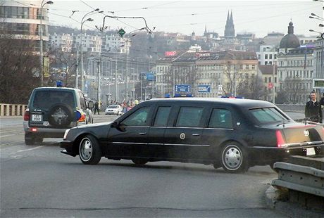 Cadillac One s Barackem Obamou najd na Hlvkv most