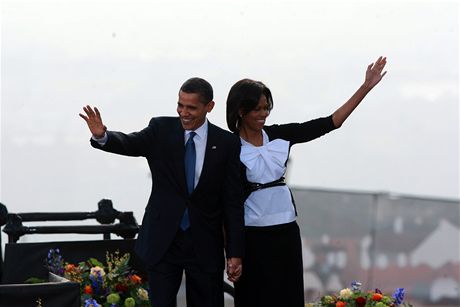 Barack Obama s manelkou Michelle ped projevem na Praskm hrad (5. dubna 2009)
