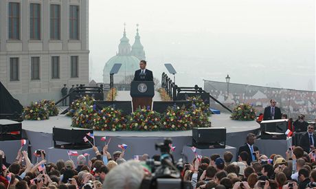 Barack Obama při projevu na Pražském hradě (5. dubna 2009)