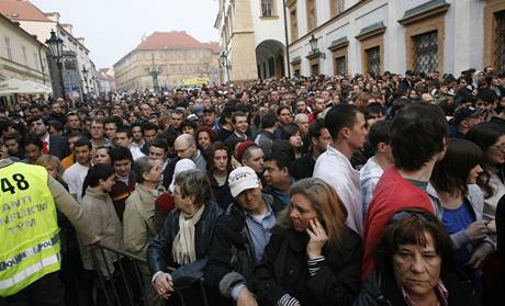 Tisce lid ekaj na Hradanskm nmst na projev Baracka Obamy (5. dubna 2009)
