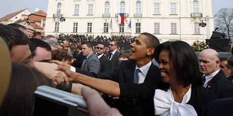 Barack Obama s manelkou zdrav tisce lid na Hradanskm nmst