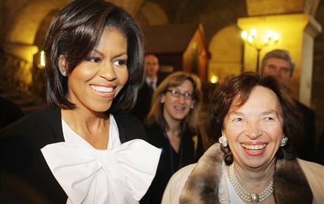 Michelle Obamov a Livia Klausov na prohldce v podzem Chrmu svatho Vta