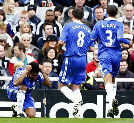 Salomon Malouda (vlevo) z Chelsea oslavuje gl.