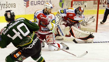 Milan Procházka v play-off o hokejový titul pálí na branku Slavie.