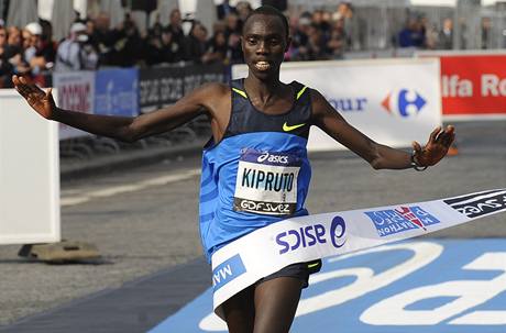 Vincent Kipruto v cli maratonu v Pai