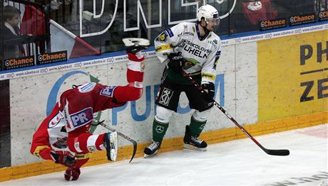 Zatímco hokejisté Karlových Var si ve finálové sérii poínají s pehledem, Slavia tápe.