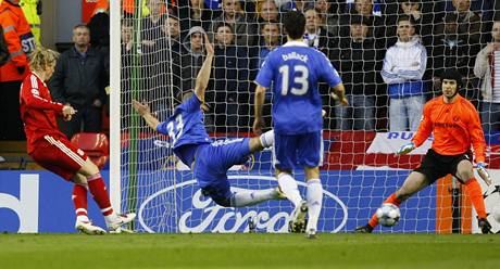 eský gólman Petr ech z Chelsea (vpravo) dostává gól od liverpoolského Torrese (vlevo). Ale to byla také jediná stela, na kterou v úvodním tvrtfinále Ligy mistr nestail.